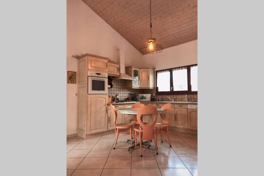 Maison Entiere Au Pied Du Plateau Du Retord 2 Chambres Sdb - Vouvray Ochiaz Exterior foto